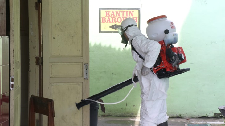 Penyemprotan disinfektan oleh petugas kesehatan Pemkot Solo