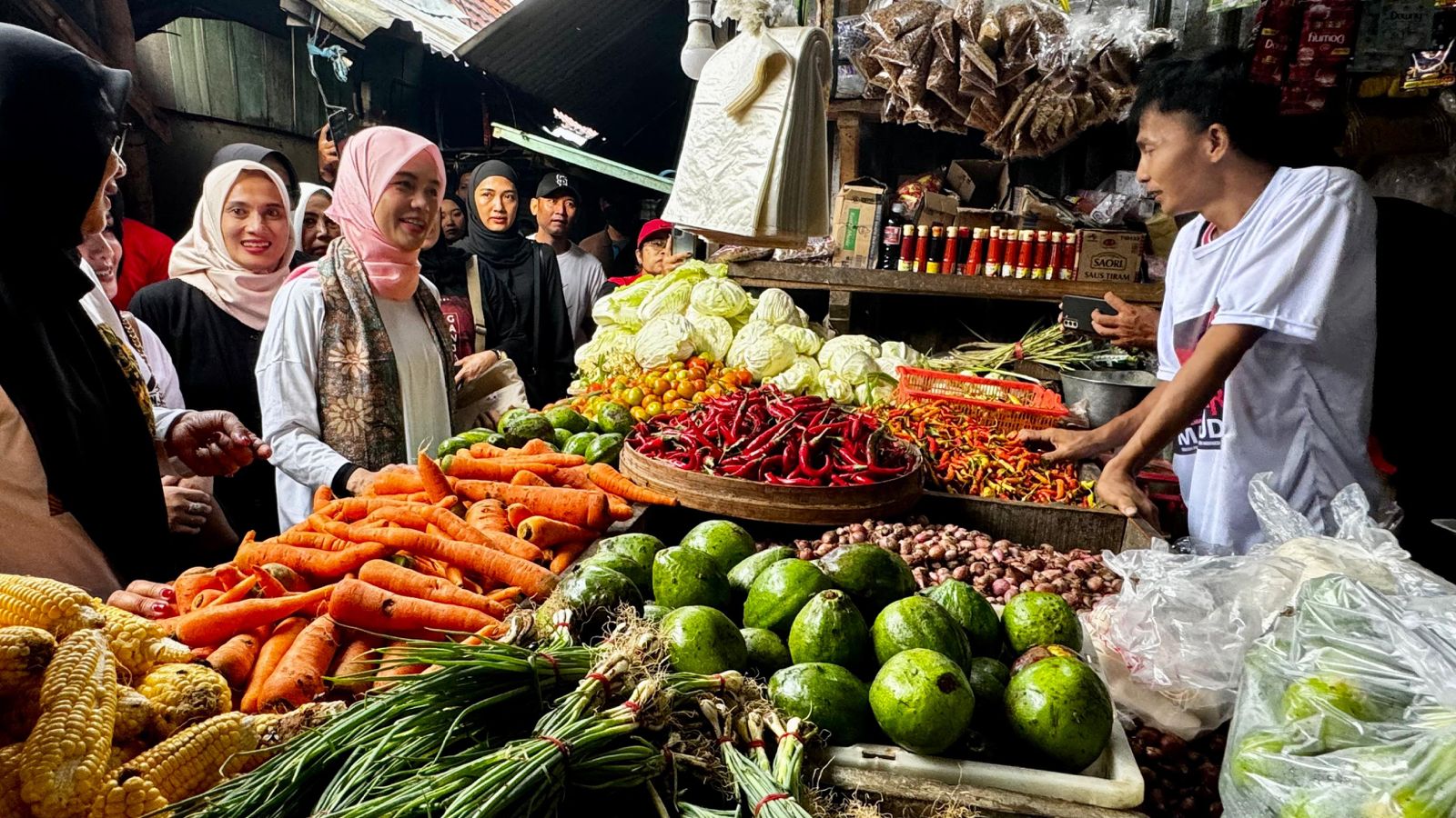 Blusukan ke Pasar Jombang, Atikoh Dicurhati Pedagang Soal ini