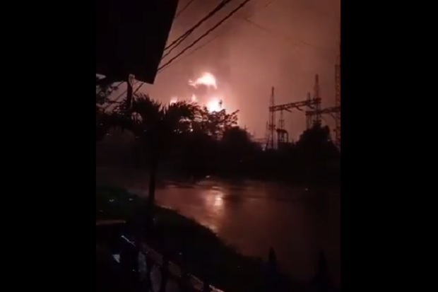 Tangki kilang minyak milik Pertamina di Cilacap, Jawa Tengah terbakar, Sabtu (13/11/2021).
