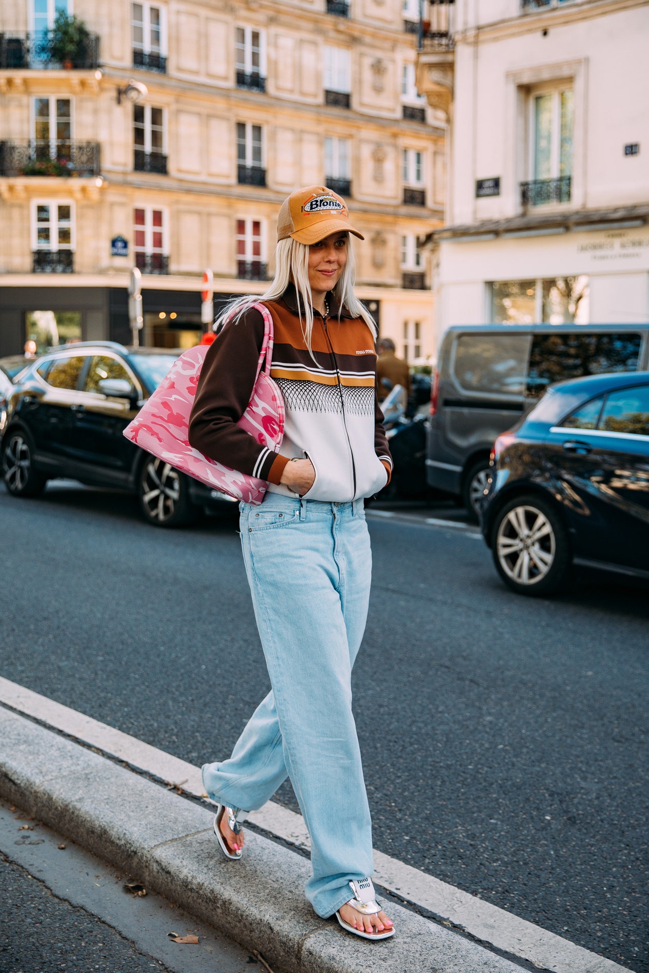Kitten heels pada gaya busana streetstyle. (Foto vogue)