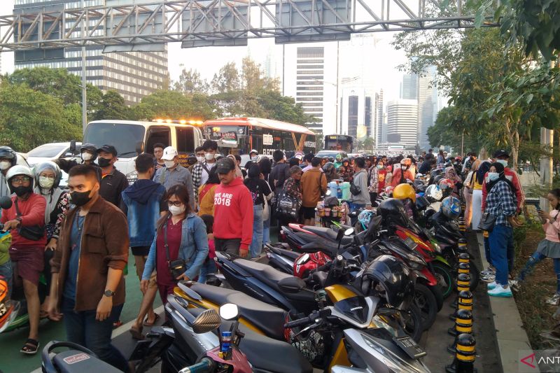 Kondisi lalu lintas yang padat akibat diadakannya Citayam Fashion Week (CFW) di kawasan Stasiun Sudirman, Jakarta Sabtu (23/7/2022). ANTARA/Ilham Kausar