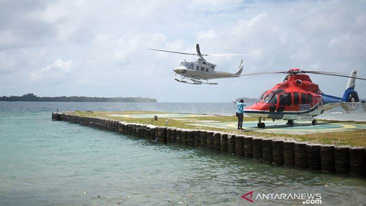 Helikopter BNPB dengan latar belakang Pulau Sebaru kecil, Kepulauan Seribu, DKI Jakarta, Rabu (26/2/2020). ANTARA/Fauzi Lamboka/pri.