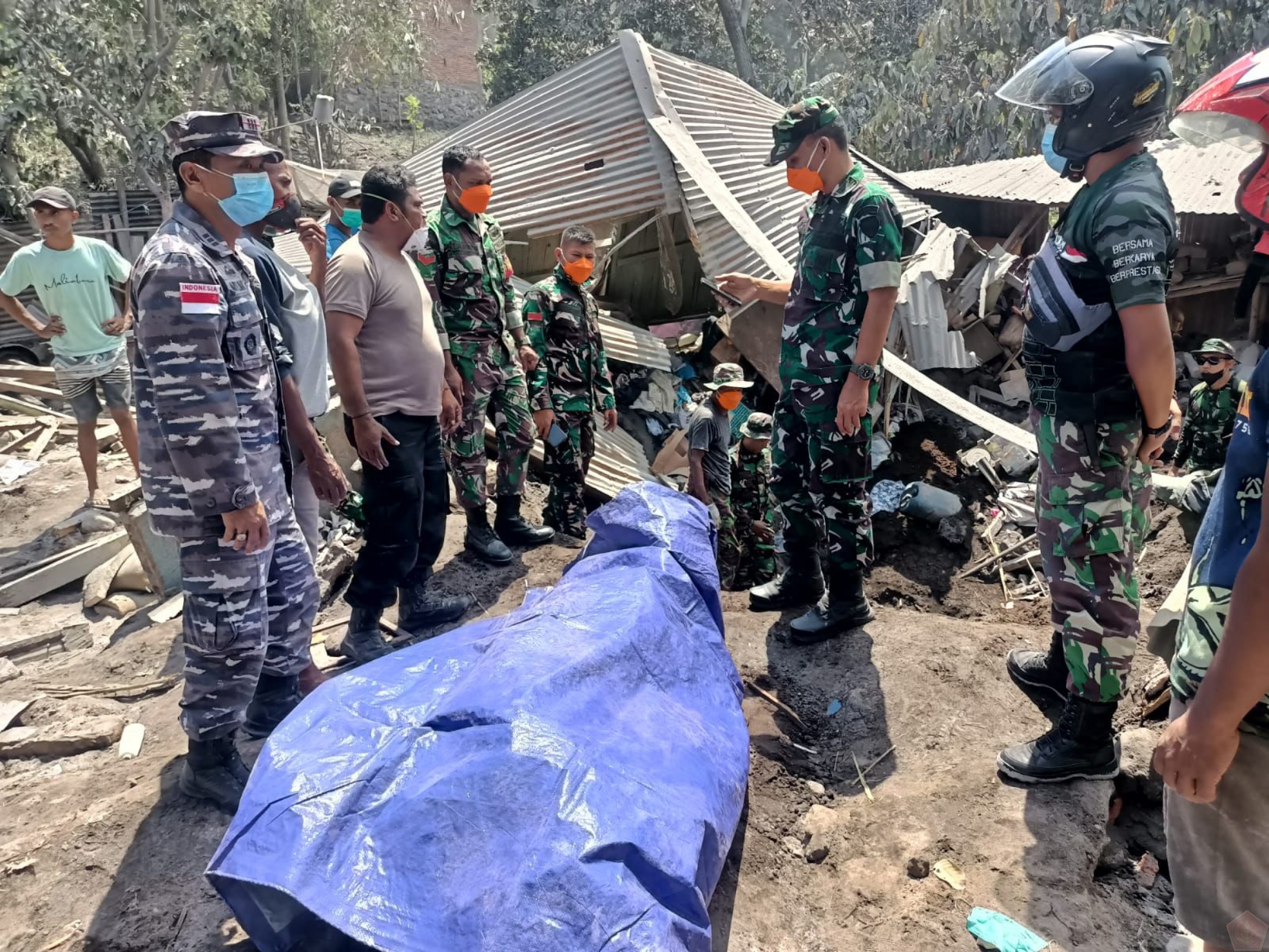 Prajurit TNI AL Tembus Medan Berbahaya demi Evakuasi Korban Erupsi Gunung Lewotobi Laki-Laki