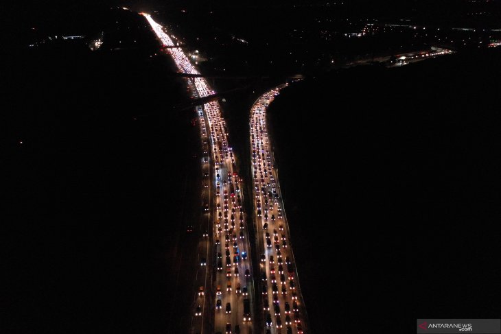 Kendaraan pemudik terjebak macet di simpang susun Cikampek, Jawa Barat, Sabtu (8/6/2019). Pada puncak arus balik lebaran 2019 yang diperkirakan pada H+3 lebaran, sejumlah titik di Tol Jakarta-Cikampek mengalami kepadatan volume kendaraan pemudik yang menuju Jakarta. ANTARA FOTO/Rivan Awal Lingga/foc.