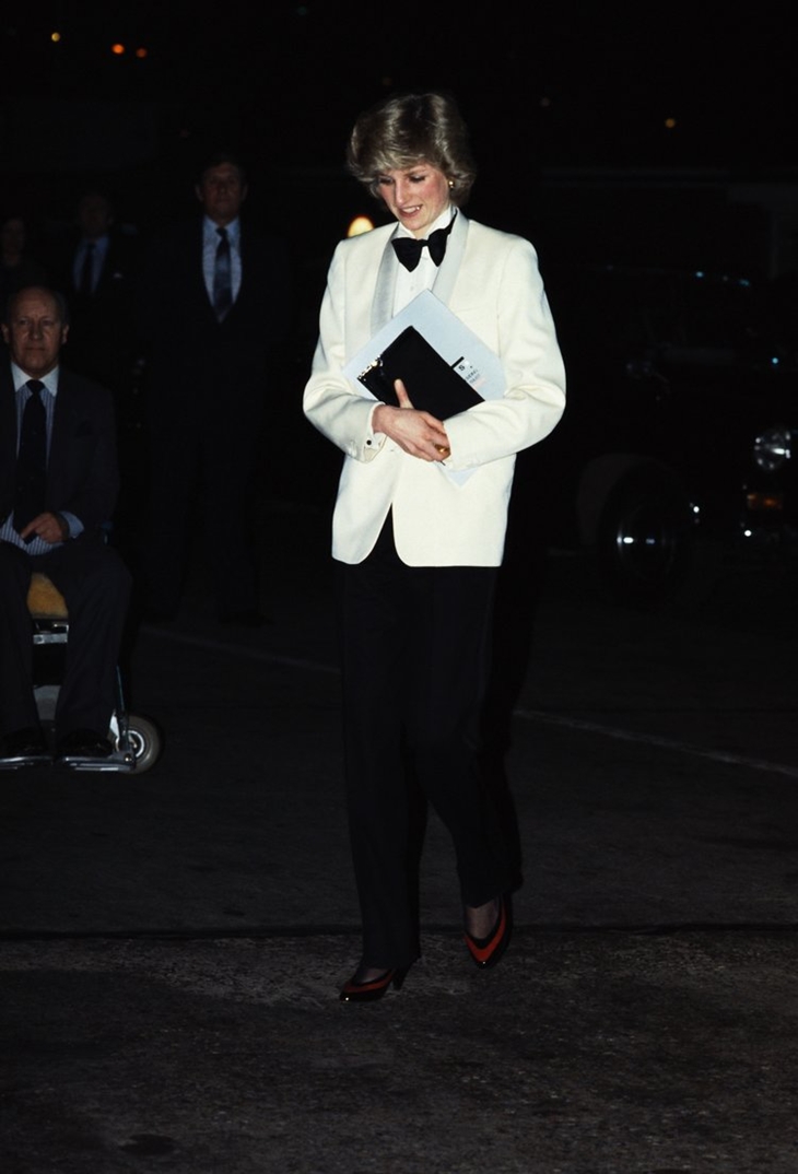 (Trivia 2) Princess Diana menggunakan setelan Tux untuk menghadiri konser rock pada 1984. (Foto insider.com)