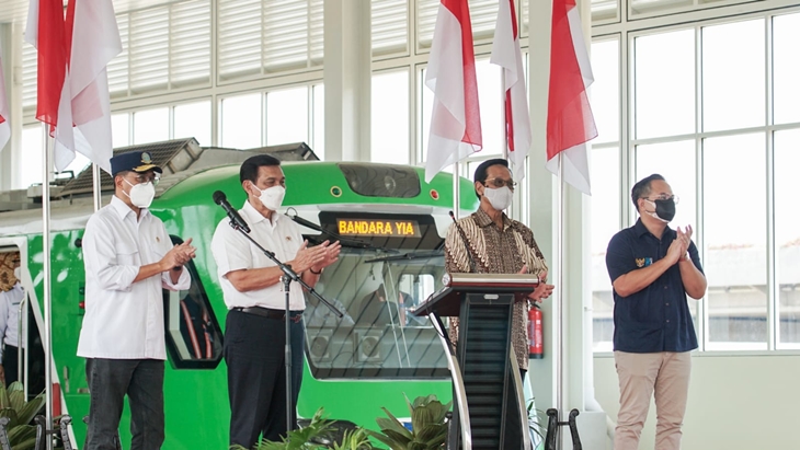 Menko Marves Luhut binsar Panjaitan didampingi menhub Budi Karya Sumadi meresmikan KA Bandara YIA. (Foto: Humas Pemda DIY)