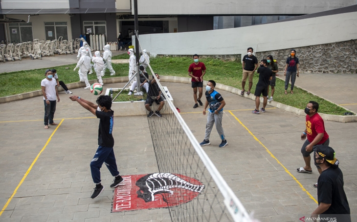 Sejumlah pasien yang terkonfirmasi positif COVID-19 bermain bola voli di Rumah Sakit Darurat COVID-19 (RSDC) Wisma Atlet, Kemayoran, Jakarta, Selasa (17/8/2021). ANTARA FOTO/M Risyal Hidayat/aww. (ANTARA FOTO/M RISYAL HIDAYAT)