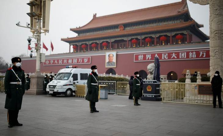 Anggota paramiliter menggunakan masker ketika berjaga di Gerbang Tiananmen, Senin (27/1/2020). ANTAR/REUTERS/CARLOS GARCIA RAWLINS/tm.