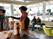 Manekin untuk Jaga Jarak di Restoran