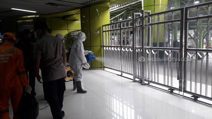 TNI Bersihkan Sejumlah Stasiun dan Rumah Ibadah untuk Cegah Penyebaran Corona