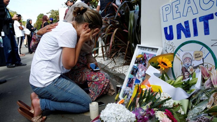 Seorang perempuan menangis di memorial sementara di luar mesjid Al-Noor di Christchurch, Selandia Baru, Sabtu (23/3/2019). (REUTERS/EDGAR SU)