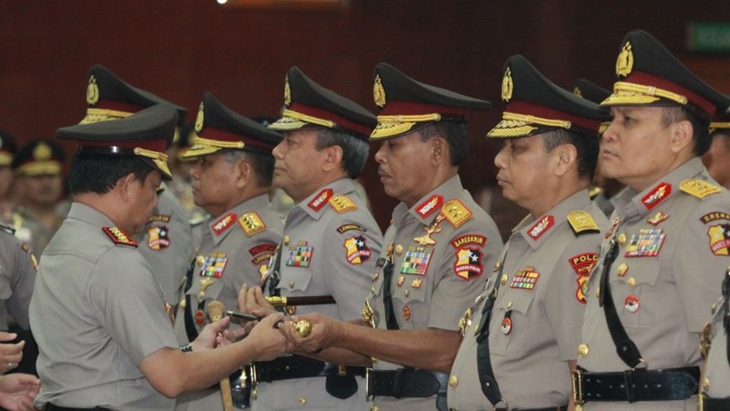 Dokumentasi Kepala Kepolisian Indonesia, Jenderal Polisi Tito Karnavian (kiri) menyerahkan tongkat komando kepada pejabat baru Kepala Badan Reserse Kriminal Kepolisian Indonesia, Inspektur Jenderal Polisi Idham Azis (tengah), di Rupatama Markas Besar Kepolisian Indonesia, Jakarta, Kamis (24/1/2019). ANTARA FOTO/Reno Esnir