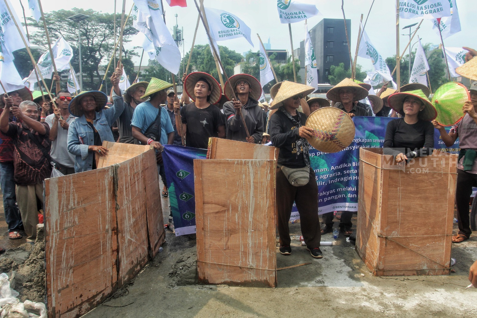 Aksi Unjuk Rasa Nasional Petani dan Masyarakat Adat di Depan Gedung DPR