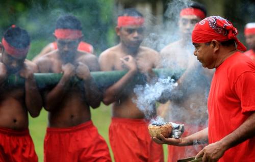 Bambu Gila dari Maluku, Permainan Ekstrem Tradisional Sarat Nuansa Mistis