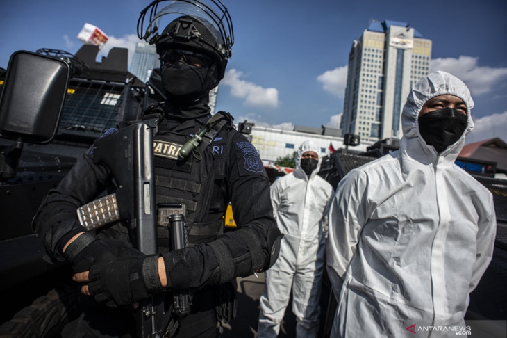 Personel Brimob berbaju hazmat mengikuti apel gelar pasukan di Polda Metro Jaya, Jakarta, Jumat (2/7/2021). Apel gabungan antara Polri, TNI dan unsur Pemprov DKI Jakarta itu dalam rangka Operasi Kontijensi Aman Nusa-II Penanganan COVID-19 tahun 2021. ANTARA FOTO/Aprillio Akbar/wsj.