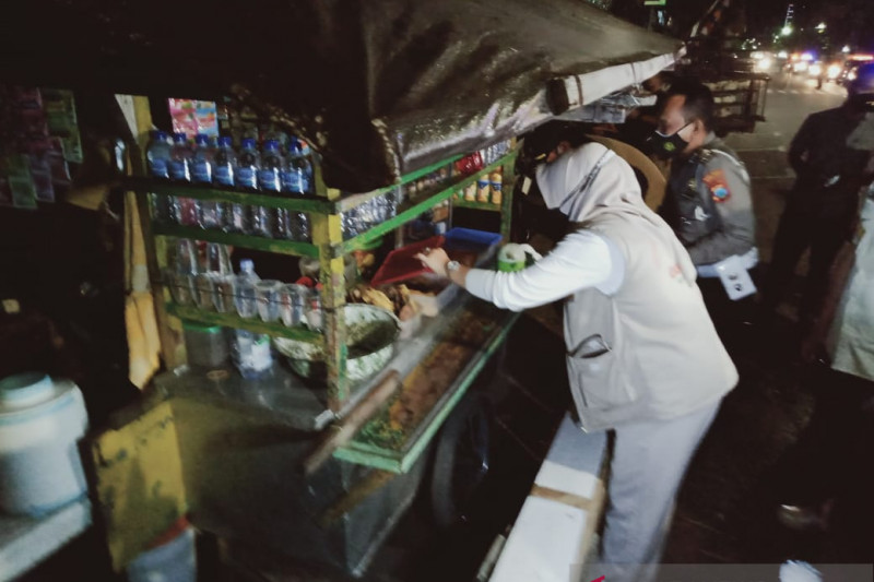 Pemberian bantuan. (Foto:Antara)
