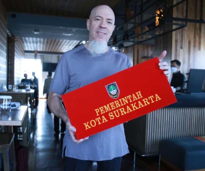 Dream Theater Terima Kenang-kenangan Keris dari Gibran