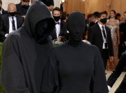 Kim Kardashian Hadir di Met Gala 2021 Berbusana Serba Hitam