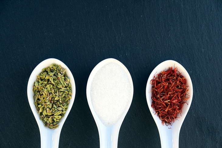 Masukkan bumbu sedikit demi sedikit. (Foto: Pixabay/ulleo)