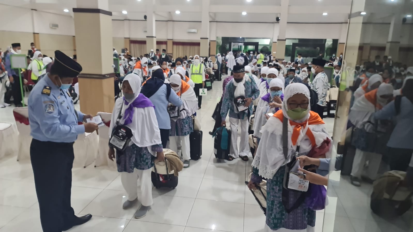 Calhaj Kloter 1 Kabupaten Pati berangkat ke Tanah Suci melalui Bandara Adi Soemarmo Solo, Sabtu (4/6) malam. (Ismail/Jawa Tengah)
