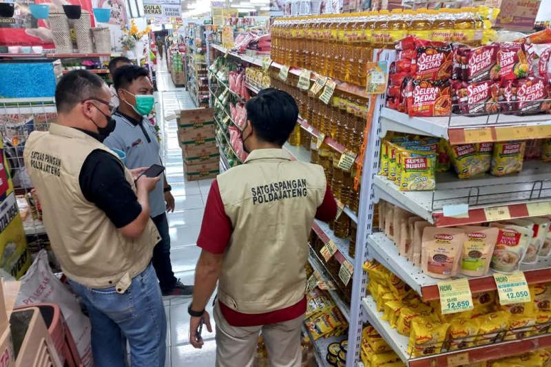 Petugas Satgas Pangan Polda Jateng mengecek ketersediaan minyak goreng di pusat perbelanjaan Sabtu. (ANTARA/ HO-Humas Polda Jateng)