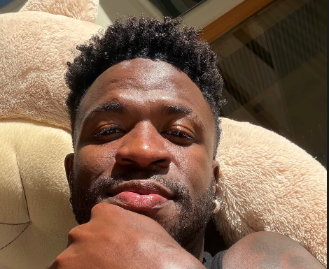 Vinicius Junior menunjukkan wajah barunya di Instagram Story