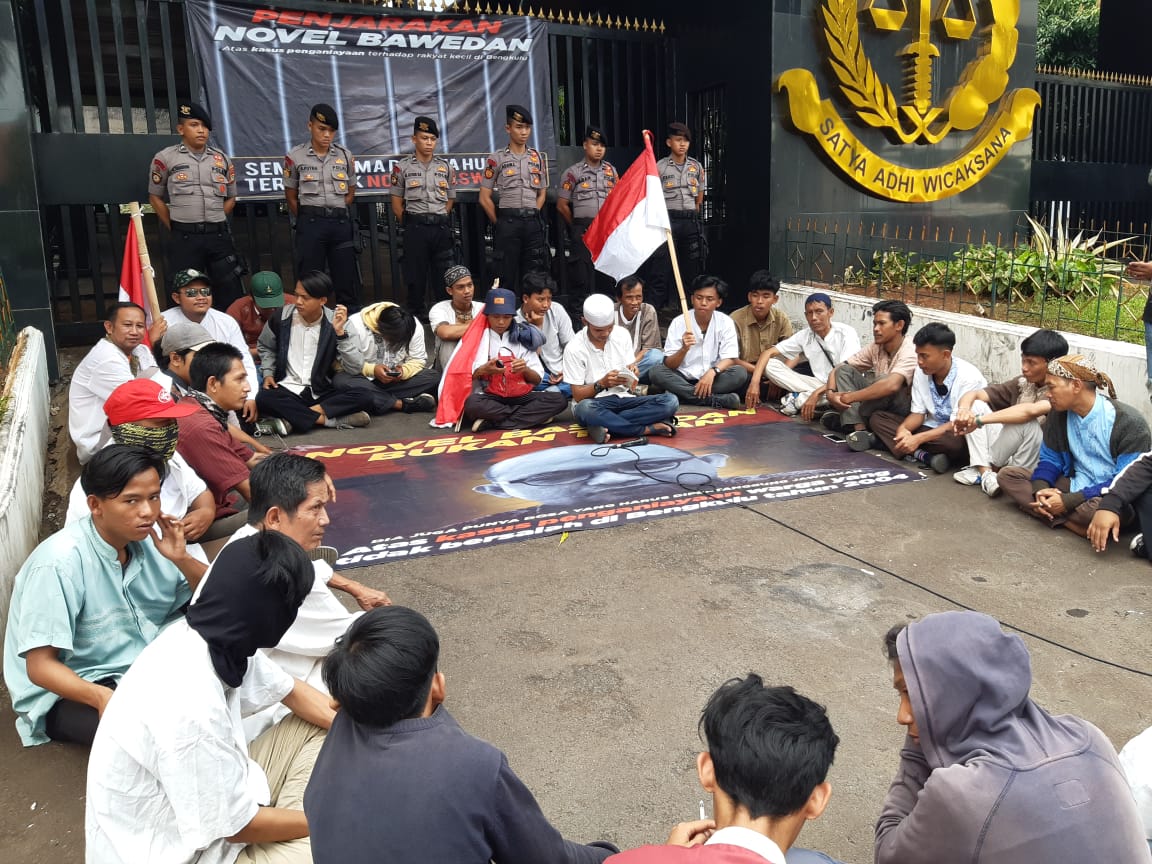 Sekelompok massa yang mengatasnamakan Massa Corong Rakyat kembali menggelar aksi adili Novel Baswedan namun kali ini agak berbeda dengan kemasan aksi sebelumnya, yakni aksi baca Yasinan bersama di depan Gerbang Kejaksaan Agung RI. Foto: MP/Kanu
