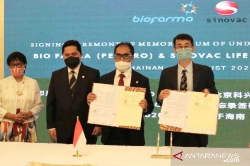 Menteri BUMN Erick Thohir (kedua kiri), Direktur Utama Biofarma Honesti Basyir (kedua kanan), dan R&D Director Sinovac Gao Qiang. ANTARA/HO-Kementerian BUMN