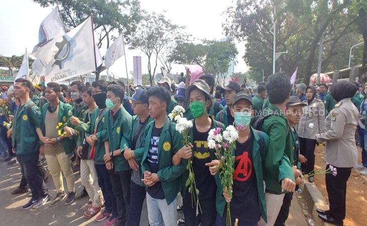   Pelantikan Anggota DPR Disambut Demonstrasi Mahasiswa