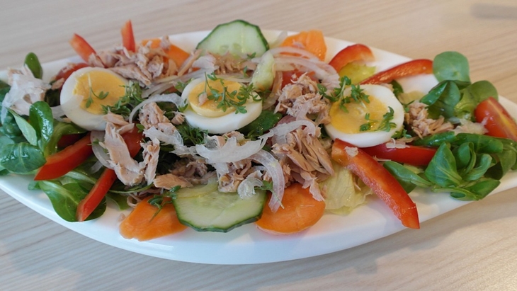 Salad tuna memiliki campuran rasa gurih, asin, manis, dan pedas. (Foto: Endeus Tv)