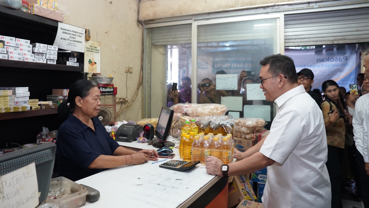 Tinjau Pasokan Bahan Pokok di Pasar Nyanggelan Bali, Mendag Busan: Stok Cukup dan Harga Terkendali