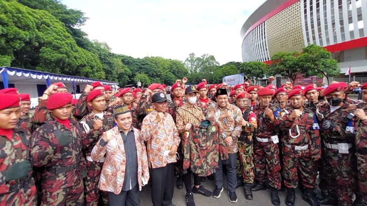 Kader Muhammadiyah memberikan kado jaket Kokam di Ultah Wali Kota Solo, Gibran Rakabuming Raka, Sabtu (1/10). (MP/Ismail)