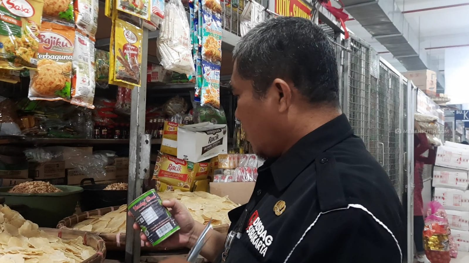 Petugas Temukan Makanan Kedaluwarsa Masih Dijual di Pasar Tradisional Solo