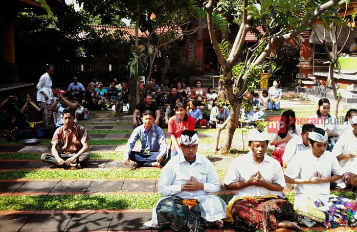 Bebebapa umat Hindu datang dan bersembahyang di pura (MP/Venan Fortunatus)
