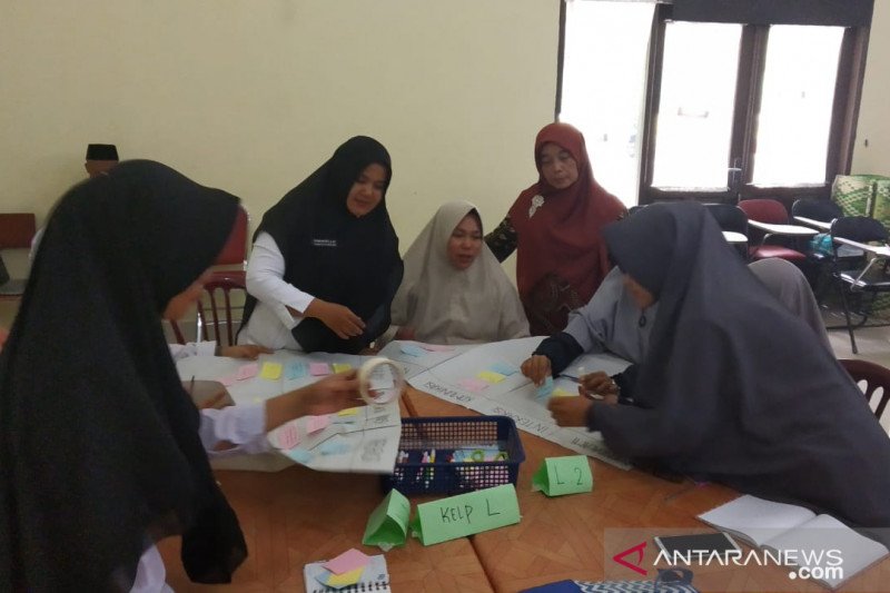 Sebanyak 103 guru madrasah tsanawiyah (MTs)  Pekanbaru mendapat pelatihan program PINTAR Tanoto Foundation untuk meningkatkan mutu pendidikan siswanya lewat pembelajaran aktif, di Pekanbaru, Provinsi Riau (10/3/2020). (FOTO ANTARA/Vera Lusiana)
