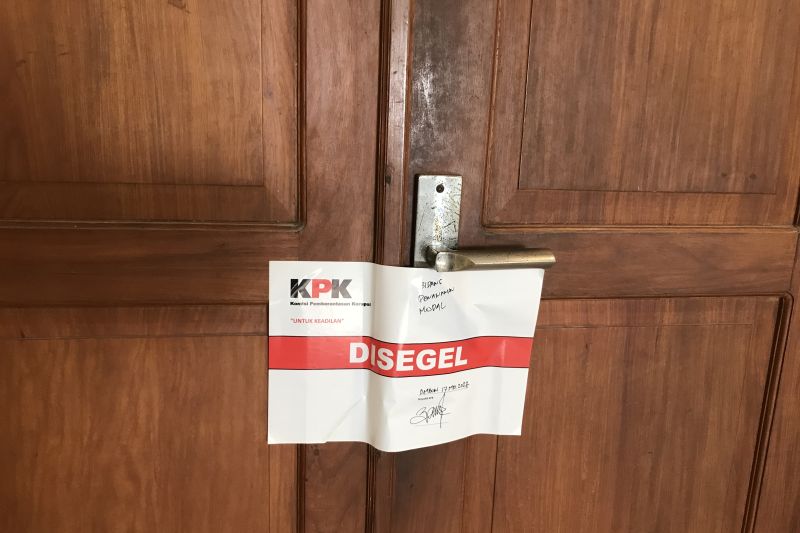 KPK Pergoki Pejabat Pemkot Ambon Bakar Dokumen Bukti Suap Wali Kota