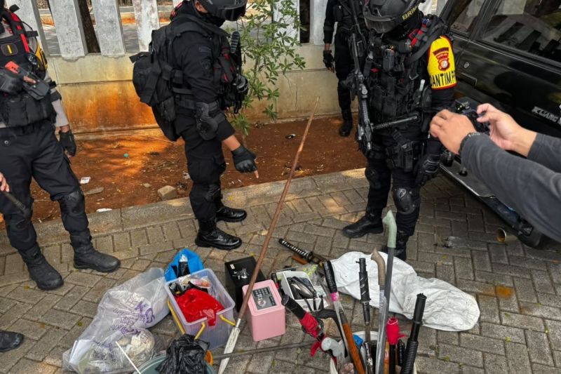 Sisir Kampung Ambon, Polisi Amankan Puluhan Senjata Tajam dan Bong