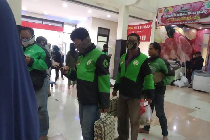 Suasana antrean pembelian bahan pokok oleh driver Gojek di Toko Tani Indonesia Center (TTIC) milik Kementerian Pertanian di Pasar Minggu, Jakarta, Selasa (7/4/2020). ANTARA/HO-Kementerian Pertanian
