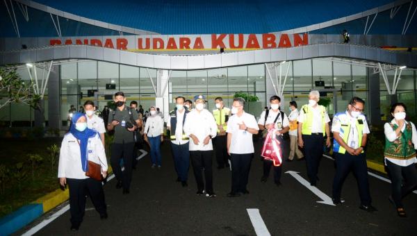 Menhub Budi Karya cek Bandara Kuabang Halmahera. (Foto: Kemenhub)