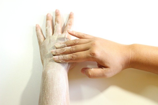 Scrub kulit menggunakan produk eksfoliasi. (Foto: Pixabay/Jlb_Enjoy)