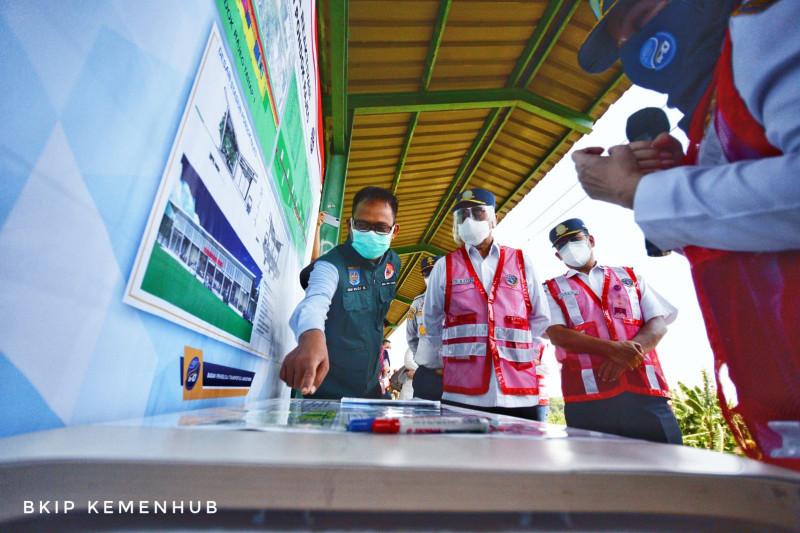 Menteri Perhubungan Budi Karya Sumadi (dua kiri) dan Wakil Walikota Depok Imam Budi Hartono (kiri) saat meninjau Stasiun Pondok Rajeg, Cibinong, Kabupaten Bogor, pada Rabu (11/8). (Kementerian Perhubungan)