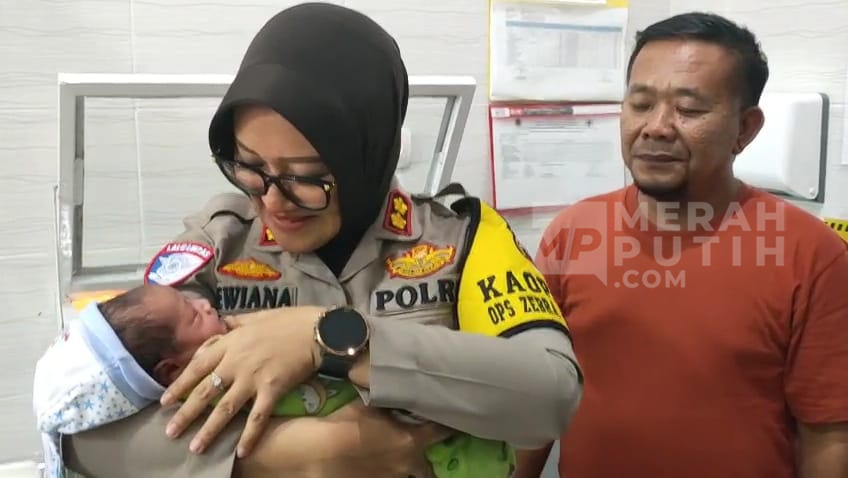 Penemuan Bayi Laki-laki di Gerobak PKL Gegerkan Warga Sragen