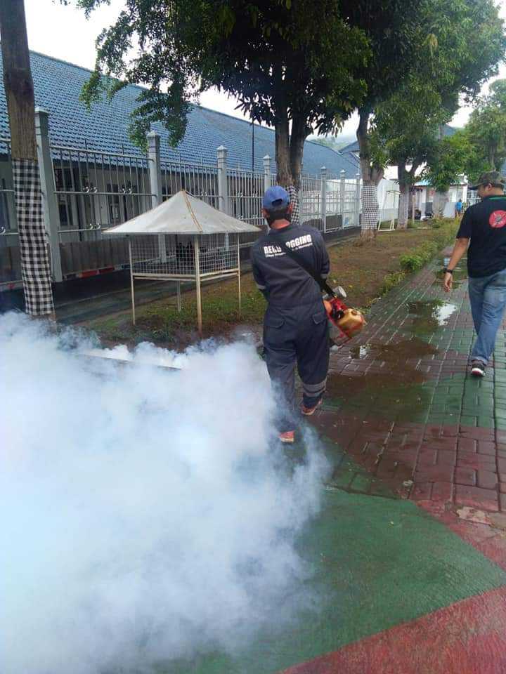 Petugas Dinas Kesehatan (Dinkes) Kabupaten Wonogiri lakukan fogging di Rutan Kelas IIB Wonogiri, Senin (28/1). (MP/Ismail)