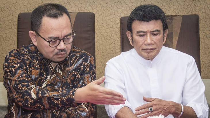 Musisi dangdut Rhoma Irama (kanan) didampingi Calon Gubernur Jawa Tengah Sudirman Said (kiri). (ANTARA FOTO/Aprillio Akbar)