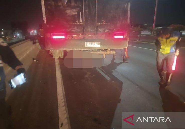 Truk Tronton Tabrak Petugas Pemelihara Tol Wiyoto Wiyono: 3 Pekerja Tewas, 1 Nyebur Kali Ancol