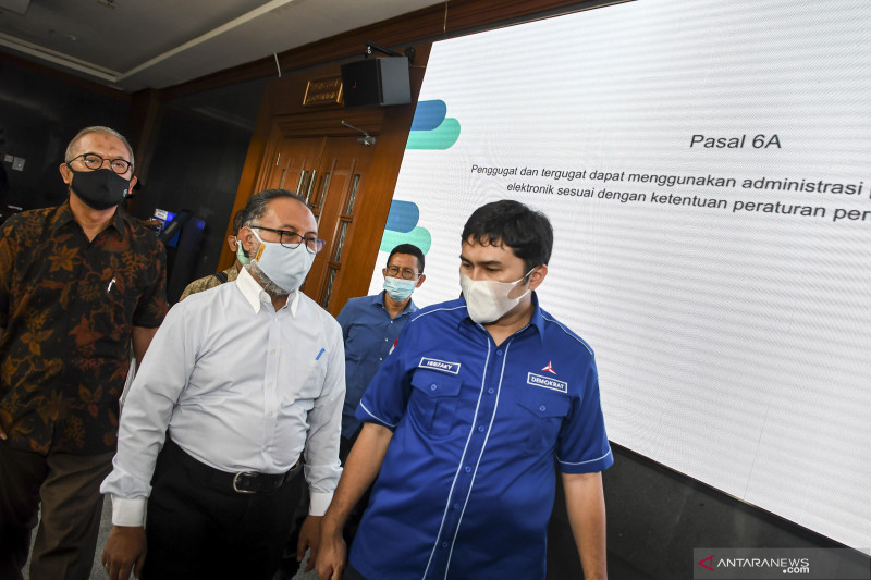 Kepala Badan Komunikasi Strategis DPP Partai Demokrat Herzaky Mahendra Putra (kanan) dan kuasa hukum DPP Partai Demokrat Bambang Widjojanto (kedua kanan) berjalan meninggalkan ruangan usai mengajukan gugatan perbuatan melawan hukum di Pengadilan Negeri (PN) Jakarta Pusat di Jakarta, Jumat (12/3/2021). Partai Demokrat kubu AHY melakukan gugatan terkait dengan pelaksanaan Kongres Luar Biasa (KLB) di Sibolangit, Deli Serdang, Sumatera Utara. ANTARA FOTO/M Risyal Hidayat