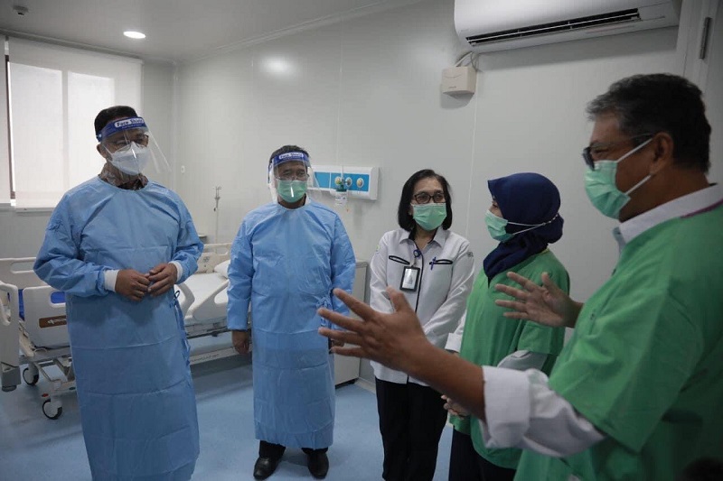 GubernurAnies saat berbincamg dengan tenaga kesehatan. (Foto: Pemprov DKI)