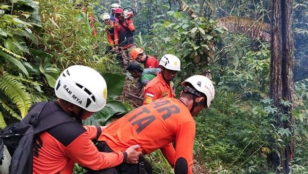 27 Warga Diduga Masih Tertimbun Longsor di Banjarnegara