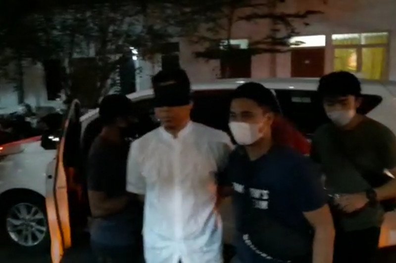 Diseret dan Ditutup Mata, Penangkapan Munarman Diprotes Pengacara