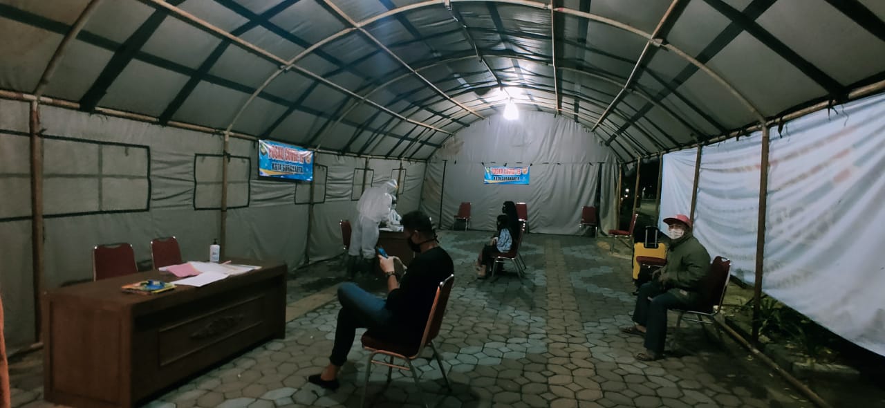 Warga yang nekat mudik Lebaran 2020 dillakulan karantina di rumah karantina. (MP/Ismail)